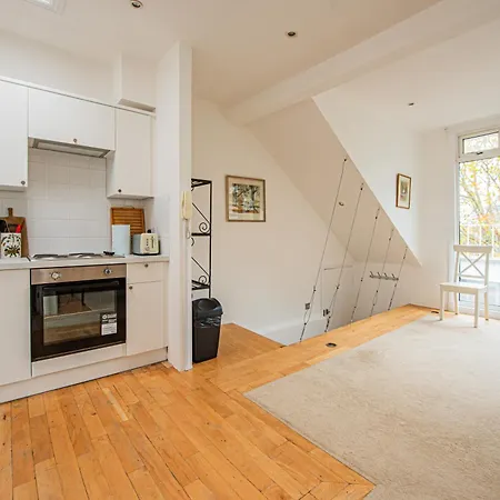Stylish Flat Near Kensington With Spacious Balcony Apartment