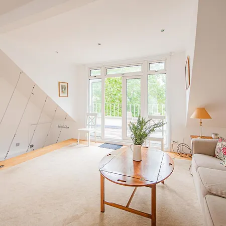Stylish Flat Near Kensington With Spacious Balcony *