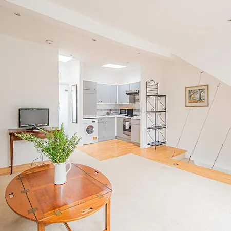 Stylish Flat Near Kensington With Spacious Balcony London