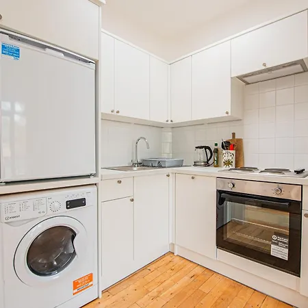 Stylish Flat Near Kensington With Spacious Balcony Apartment