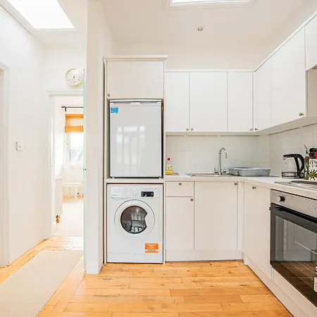 Stylish Flat Near Kensington With Spacious Balcony London