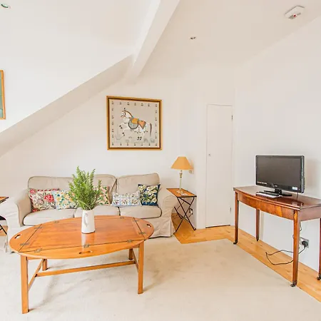 Stylish Flat Near Kensington With Spacious Balcony