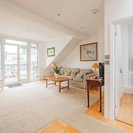 Stylish Flat Near Kensington With Spacious Balcony Apartment