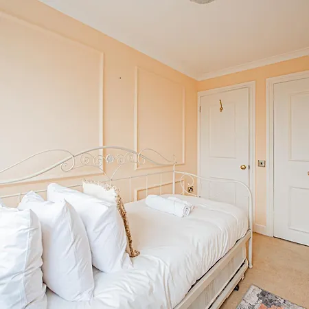 Apartment Spacious 3-bed, 2-bath Flat In Vibrant Brondesbury London