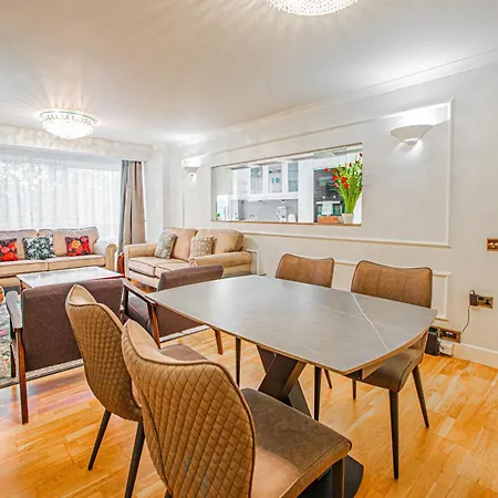Spacious 3-bed, 2-bath Flat In Vibrant Brondesbury Apartment *