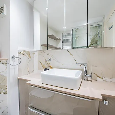 Spacious 3-bed, 2-bath Flat In Vibrant Brondesbury Apartment