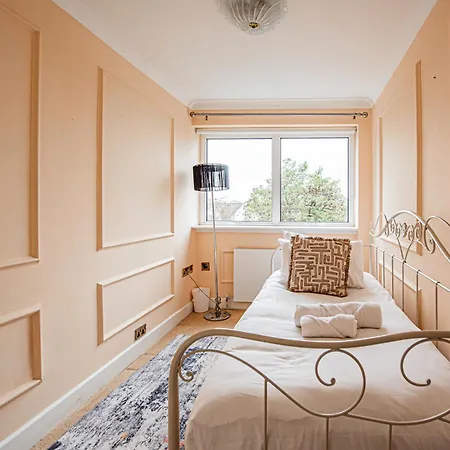 Spacious 3-bed, 2-bath Flat In Vibrant Brondesbury * London