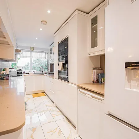 Apartment Spacious 3-bed, 2-bath Flat In Vibrant Brondesbury London