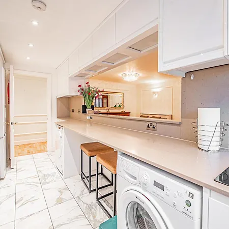 Spacious 3-bed, 2-bath Flat In Vibrant Brondesbury Apartment London