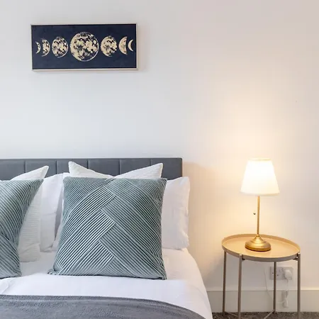 39 Second Avenue * London
