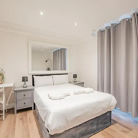 Beautiful In Iconic Paddington Apartment London
