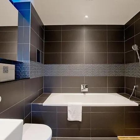 Luxury 360 Penthouse With Gym & Parking *