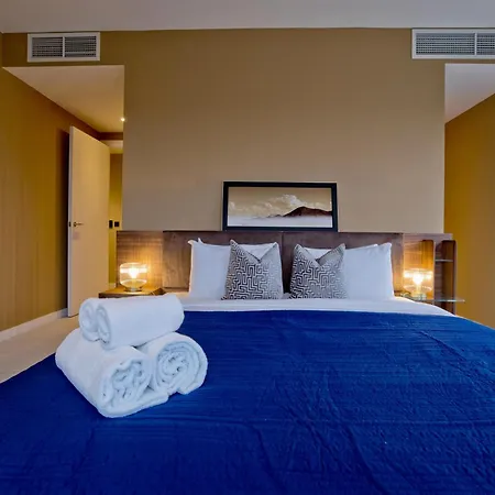 Luxury 360 Penthouse With Gym & Parking Apartment London