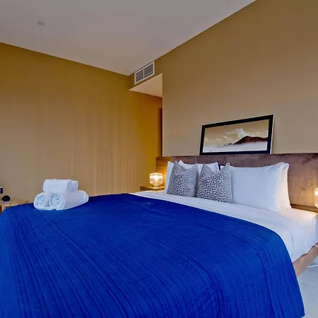 Luxury 360 Penthouse With Gym & Parking *