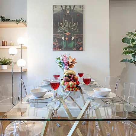 Kensington Apartment *