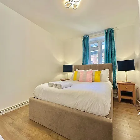 1 Min Walk To Stockwell