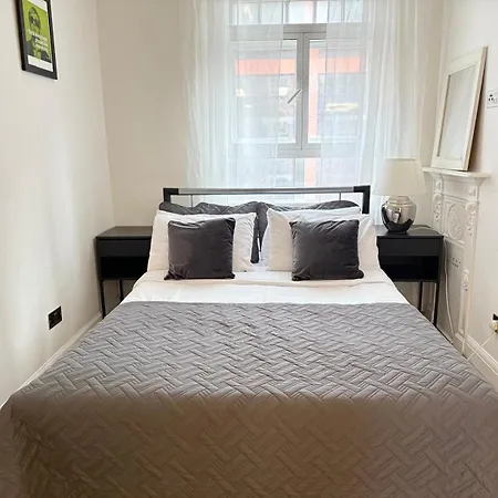 2 Bed In Oxford Street Apartment *