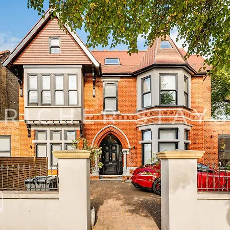 Exquisite 2-bedroom Apartment, Parking And Garden * Ealing