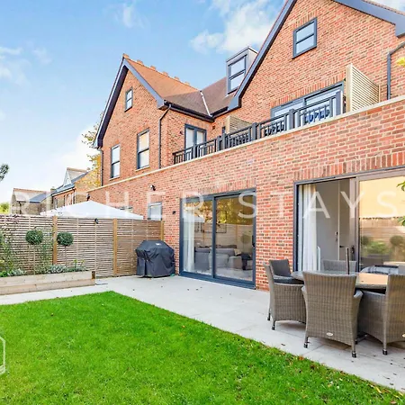 Exquisite 2-bedroom Apartment, Parking And Garden Apartment Ealing