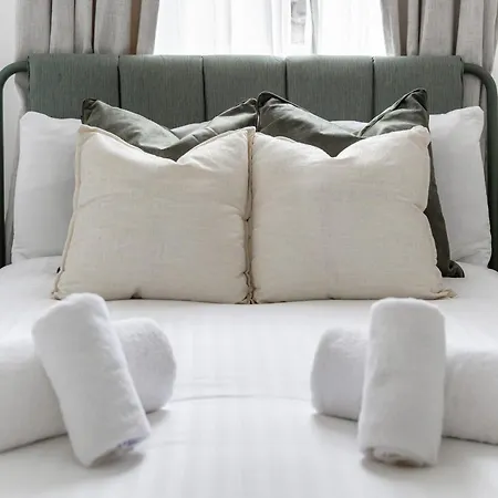 Experience Kensington Class In 2bd Apartment