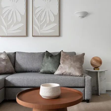 Experience Kensington Class In 2bd Apartment London