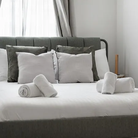 Experience Kensington Class In 2bd Apartment