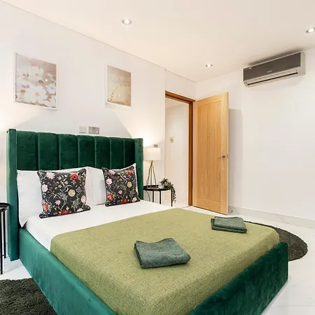 At Kensington Olympia Apartment