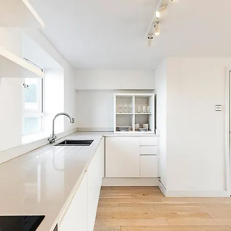 Stylish 2bedroom With Balcony