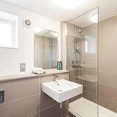 Stylish 2bedroom With Balcony Apartment London