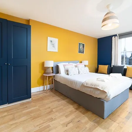 Modern & Cozy Just Steps From Hyde Park