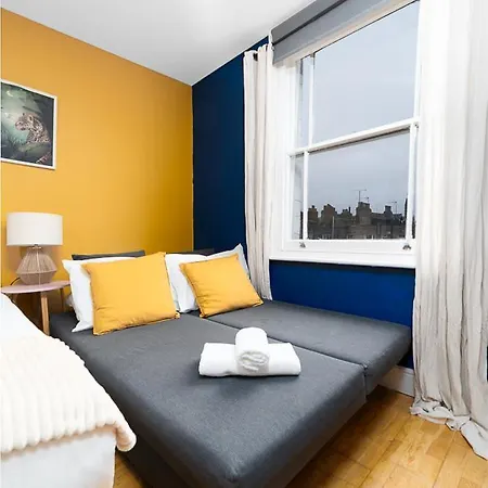 Modern & Cozy Just Steps From Hyde Park *