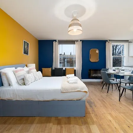 Modern & Cozy Just Steps From Hyde Park Apartment *
