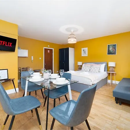 Modern & Cozy Just Steps From Hyde Park *