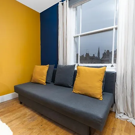 Modern & Cozy Just Steps From Hyde Park Apartment *