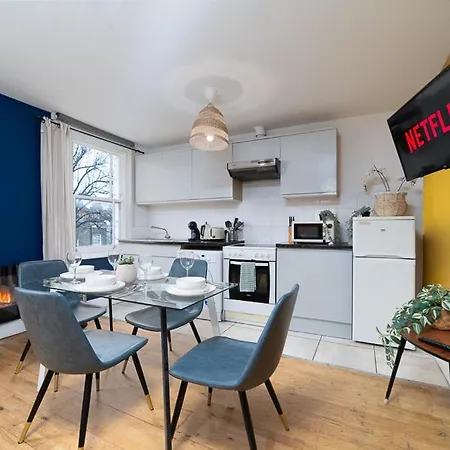 Modern & Cozy Just Steps From Hyde Park *