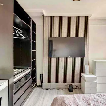 Private In Near Heathrow Homestay *