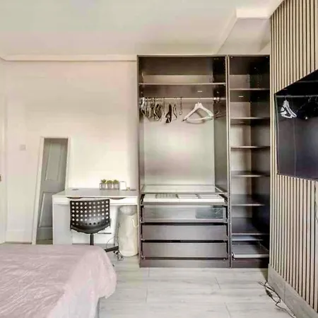 Private In Near Heathrow Homestay *