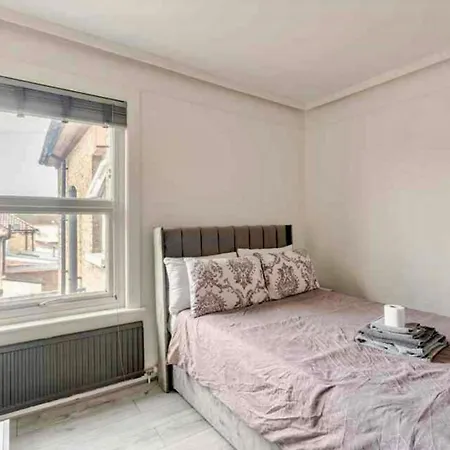 Private In Near Heathrow Homestay Uxbridge