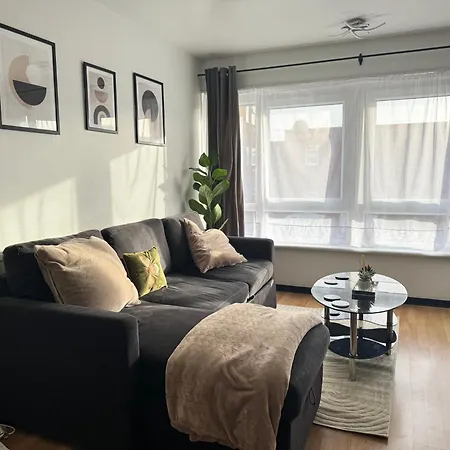 Cosy 2br Flat, Near Station In London Daire Raynes Park