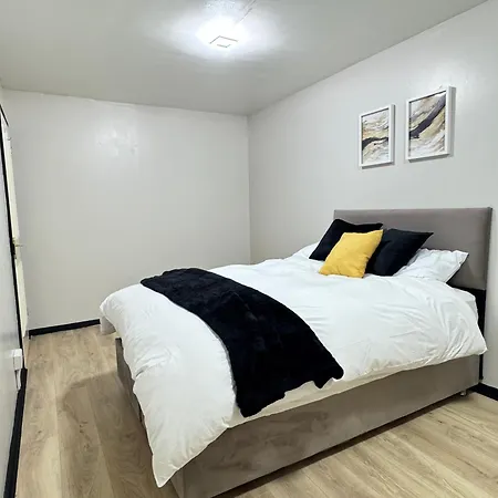 Daire Cosy 2br Flat, Near Station In London Raynes Park