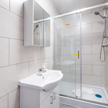 Apartment 1 Bed, Fully Equipped Kitchen, Free Parking, Netflix, Coffee, Snacks, Toiletries, Flat 8 *