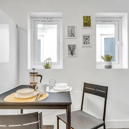 1 Bed, Fully Equipped Kitchen, Free Parking, Netflix, Coffee, Snacks, Toiletries, Flat 8 *