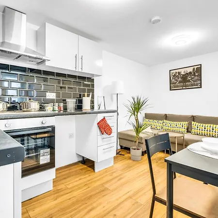 Apartment 1 Bed, Fully Equipped Kitchen, Free Parking, Netflix, Coffee, Snacks, Toiletries, Flat 8 *