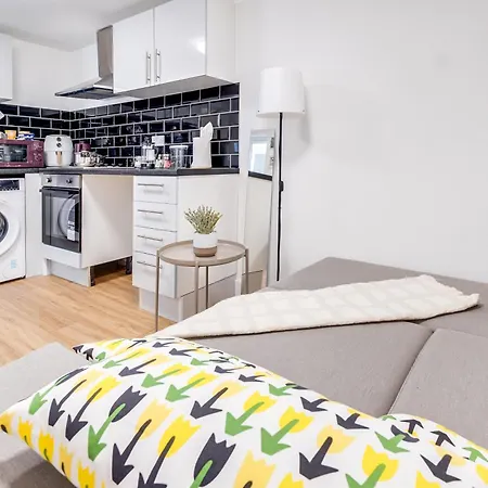 1 Bed, Fully Equipped Kitchen, Free Parking, Netflix, Coffee, Snacks, Toiletries, Flat 8 Apartment Edgware