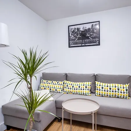 1 Bed, Fully Equipped Kitchen, Free Parking, Netflix, Coffee, Snacks, Toiletries, Flat 8