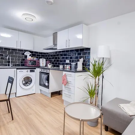 1 Bed, Fully Equipped Kitchen, Free Parking, Netflix, Coffee, Snacks, Toiletries, Flat 8 Apartment