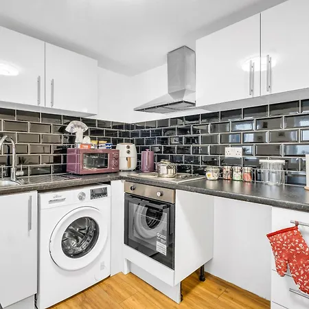 Apartment 1 Bed, Fully Equipped Kitchen, Free Parking, Netflix, Coffee, Snacks, Toiletries, Flat 8 *