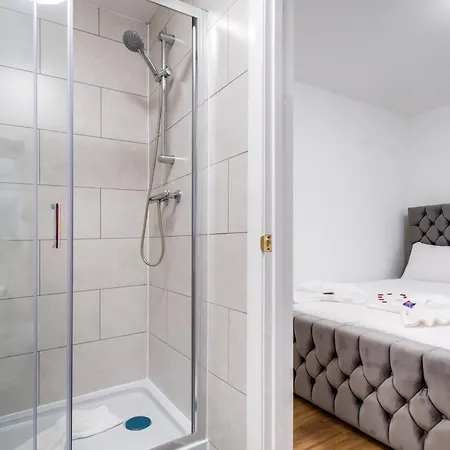 1 Bed, Fully Equipped Kitchen, Free Parking, Netflix, Coffee, Snacks, Toiletries, Flat 8 *
