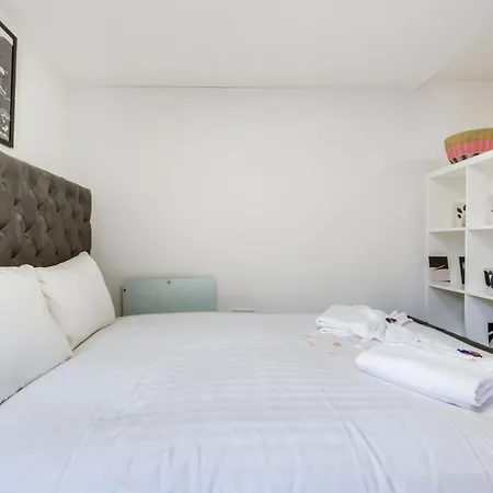 1 Bed, Fully Equipped Kitchen, Free Parking, Netflix, Coffee, Snacks, Toiletries, Flat 8 * Edgware