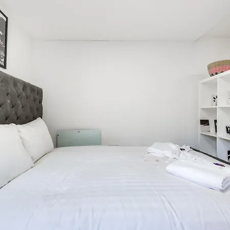 1 Bed, Fully Equipped Kitchen, Free Parking, Netflix, Coffee, Snacks, Toiletries, Flat 8